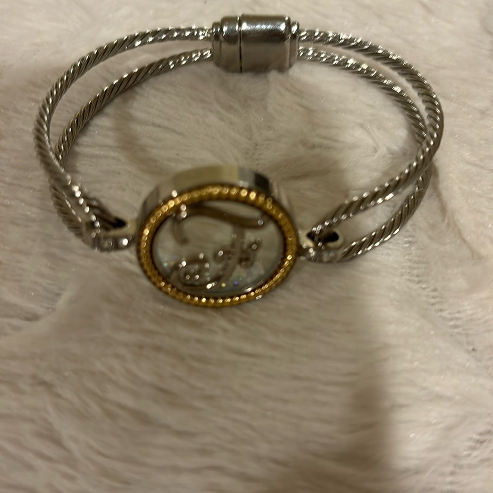 Initial bracelet (F) with rhinestone.Magnetic‎ closure